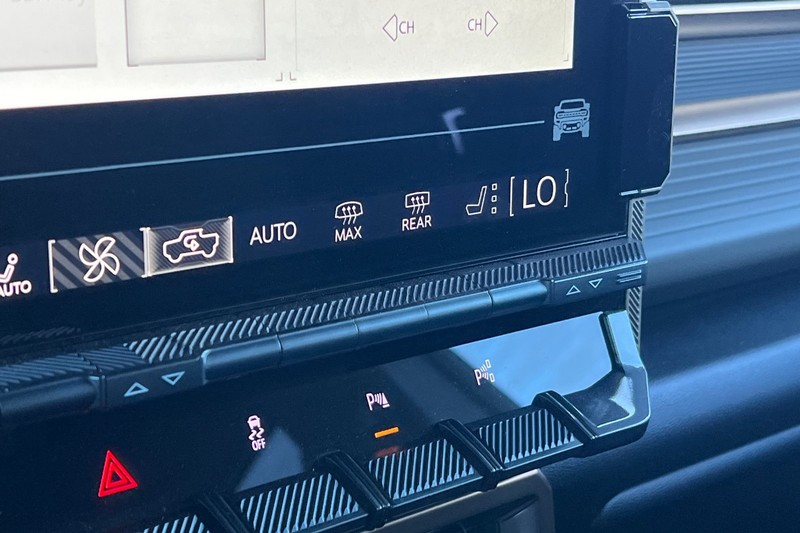 GMC HUMMER EV SUV Vehicle Full-screen Gallery Image 29