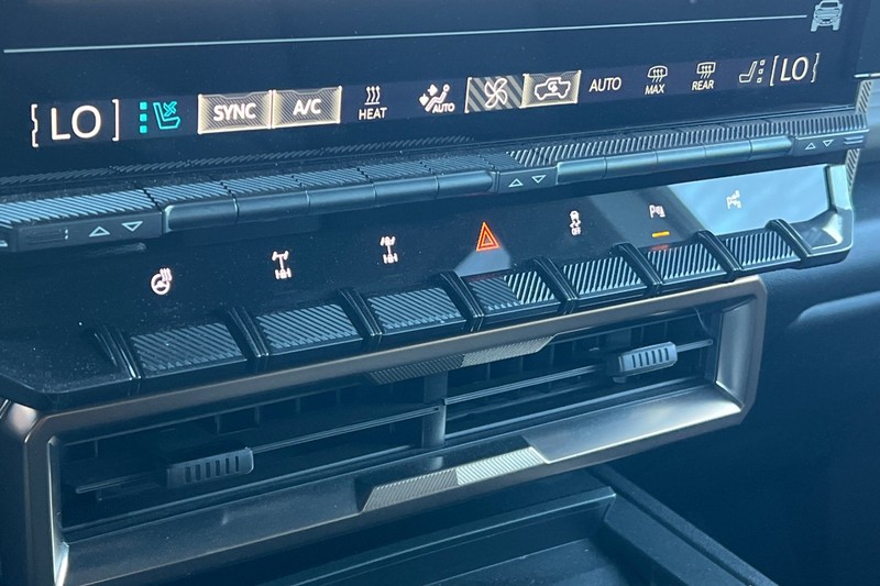 GMC HUMMER EV SUV Vehicle Full-screen Gallery Image 30