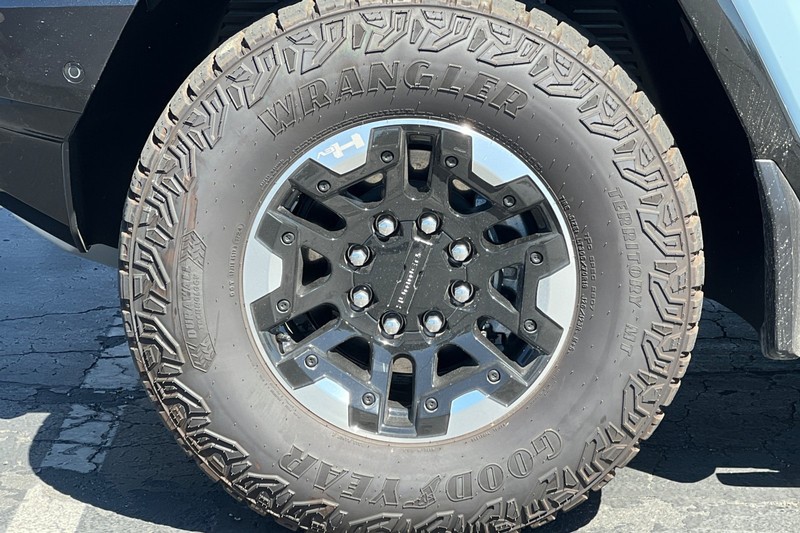 GMC HUMMER EV SUV Vehicle Full-screen Gallery Image 46