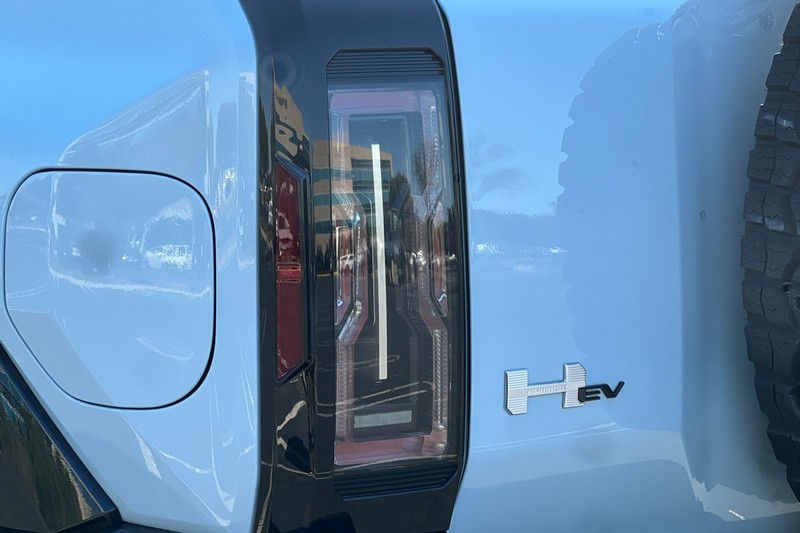GMC HUMMER EV SUV Vehicle Full-screen Gallery Image 49