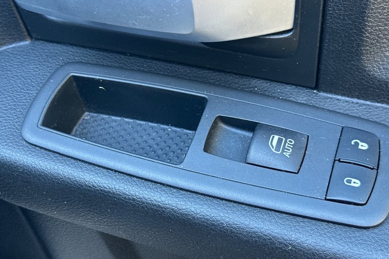 Ram 2500 Vehicle Full-screen Gallery Image 21