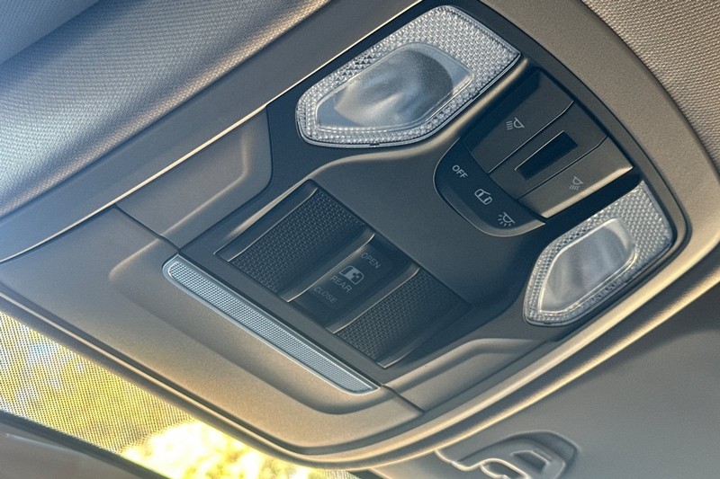 Ram 2500 Vehicle Full-screen Gallery Image 23