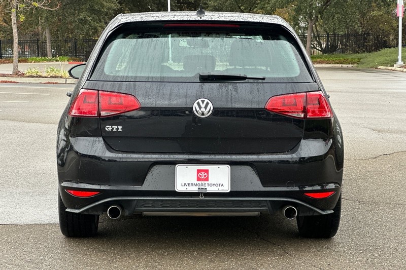 Volkswagen Golf GTI Vehicle Full-screen Gallery Image 05