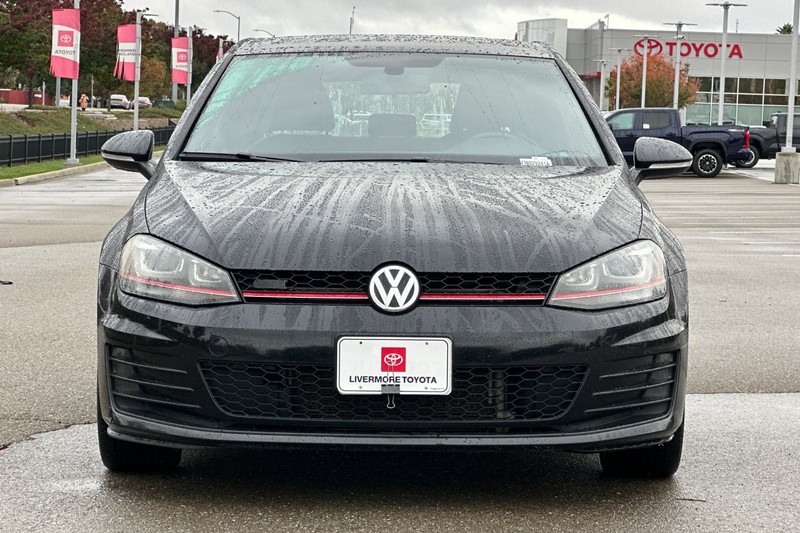 Volkswagen Golf GTI Vehicle Full-screen Gallery Image 09