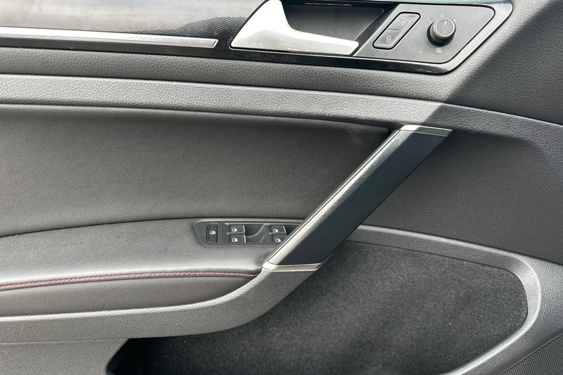 Volkswagen Golf GTI Vehicle Full-screen Gallery Image 11