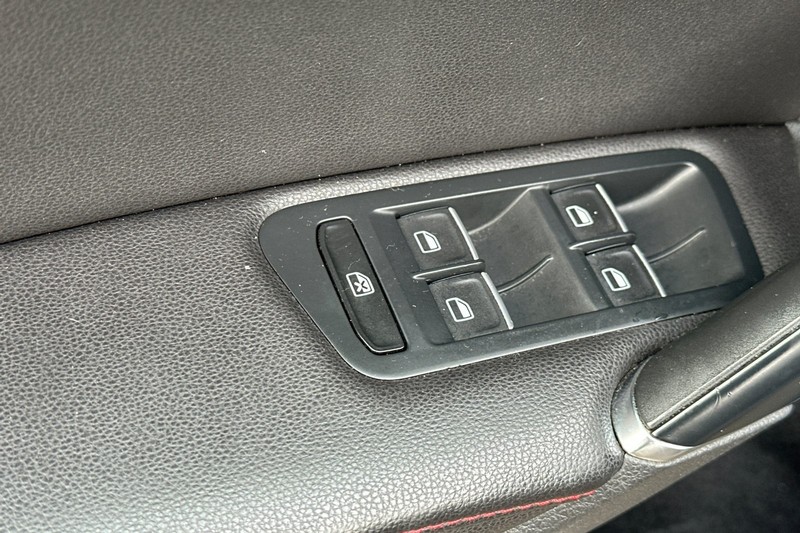 Volkswagen Golf GTI Vehicle Full-screen Gallery Image 12