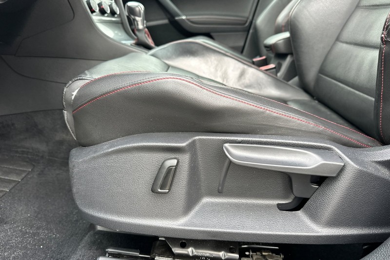 Volkswagen Golf GTI Vehicle Full-screen Gallery Image 13