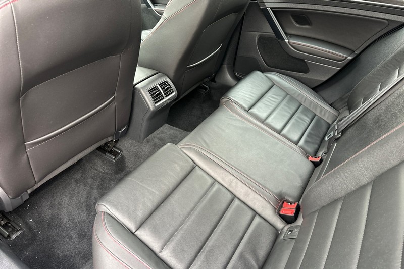 Volkswagen Golf GTI Vehicle Full-screen Gallery Image 14