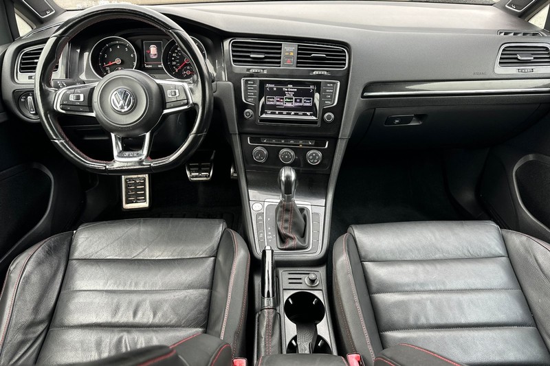 Volkswagen Golf GTI Vehicle Full-screen Gallery Image 15