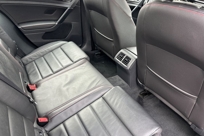 Volkswagen Golf GTI Vehicle Full-screen Gallery Image 17