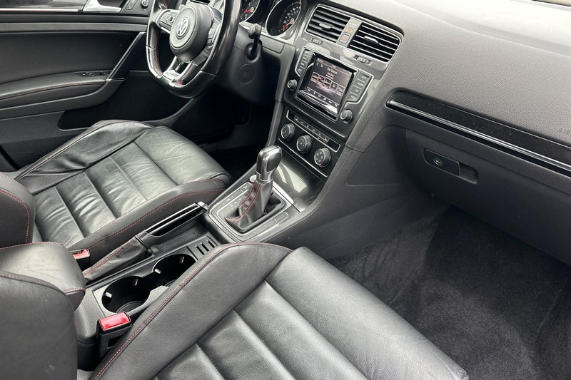 Volkswagen Golf GTI Vehicle Full-screen Gallery Image 18