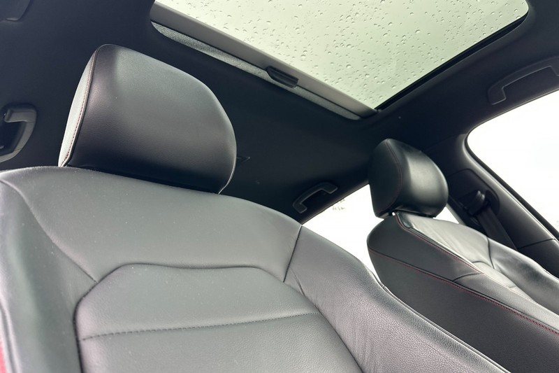 Volkswagen Golf GTI Vehicle Full-screen Gallery Image 19