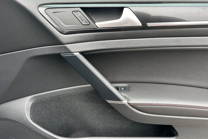 Volkswagen Golf GTI Vehicle Full-screen Gallery Image 21