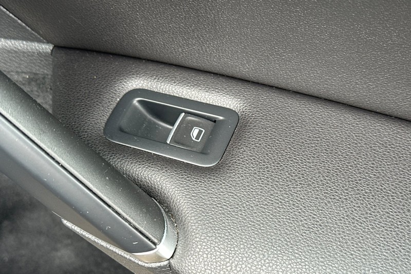 Volkswagen Golf GTI Vehicle Full-screen Gallery Image 22