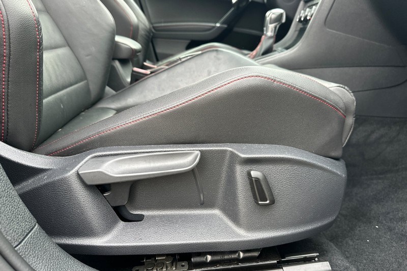 Volkswagen Golf GTI Vehicle Full-screen Gallery Image 23