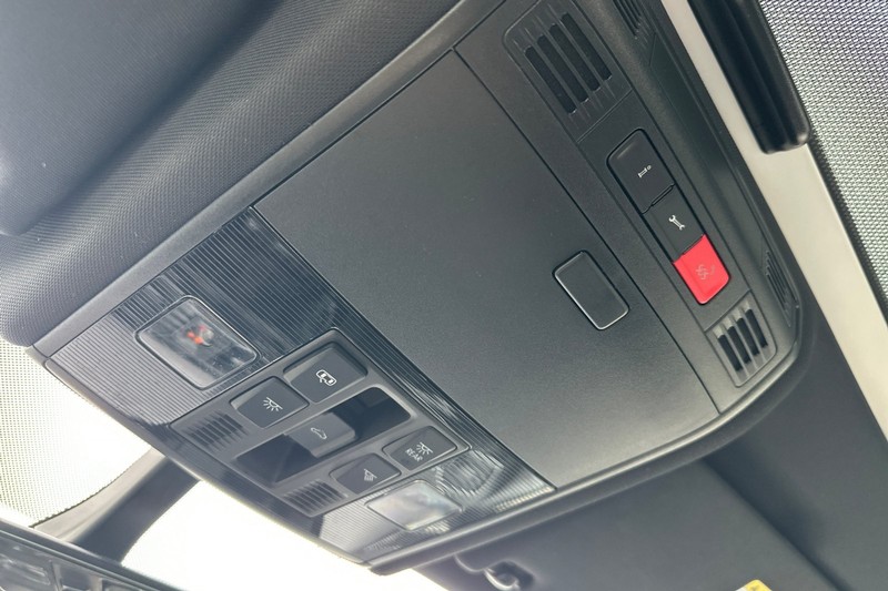 Volkswagen Golf GTI Vehicle Full-screen Gallery Image 24