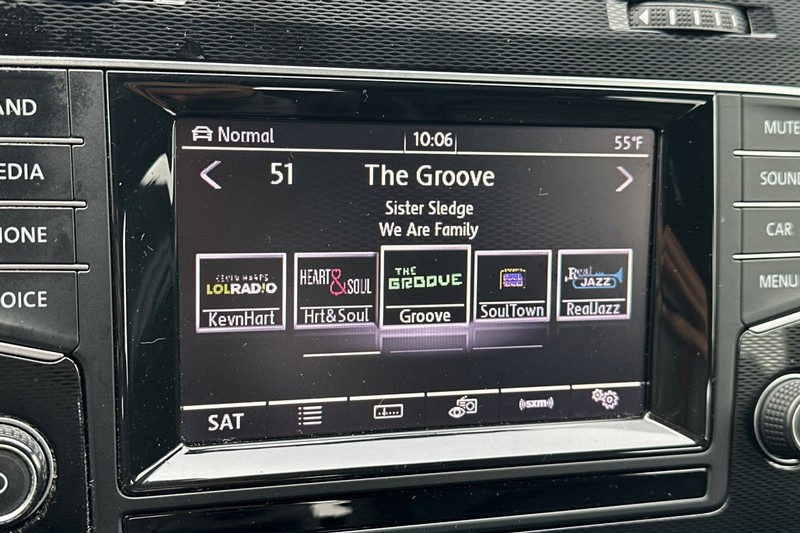 Volkswagen Golf GTI Vehicle Full-screen Gallery Image 26