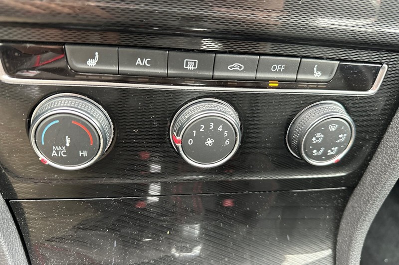 Volkswagen Golf GTI Vehicle Full-screen Gallery Image 28