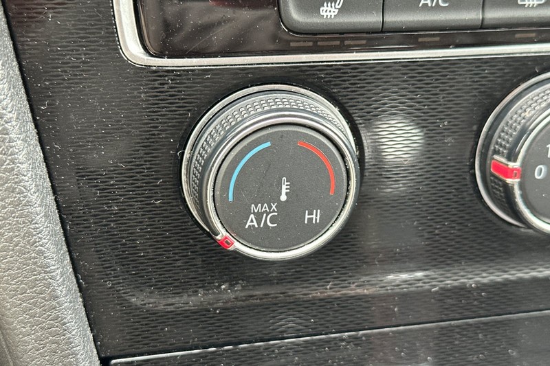 Volkswagen Golf GTI Vehicle Full-screen Gallery Image 29