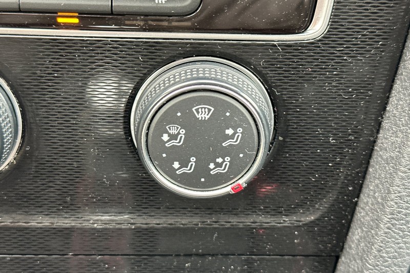 Volkswagen Golf GTI Vehicle Full-screen Gallery Image 30