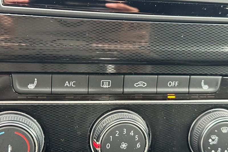 Volkswagen Golf GTI Vehicle Full-screen Gallery Image 31