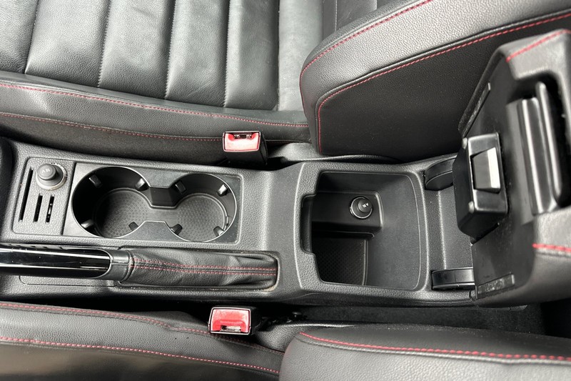 Volkswagen Golf GTI Vehicle Full-screen Gallery Image 32