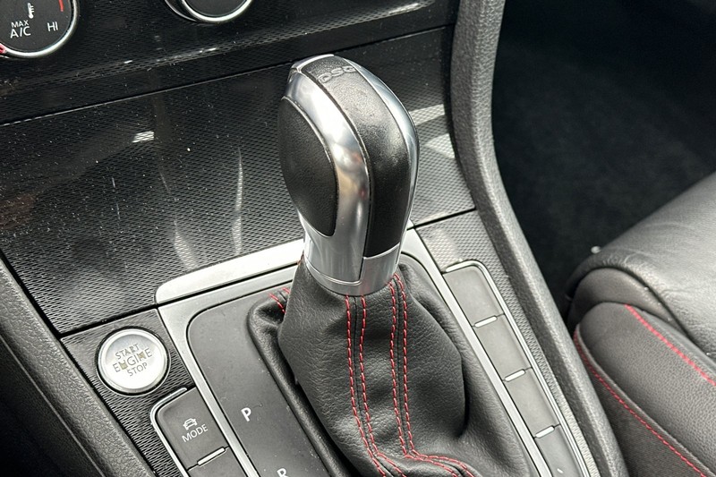 Volkswagen Golf GTI Vehicle Full-screen Gallery Image 33