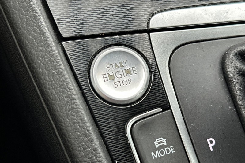 Volkswagen Golf GTI Vehicle Full-screen Gallery Image 34