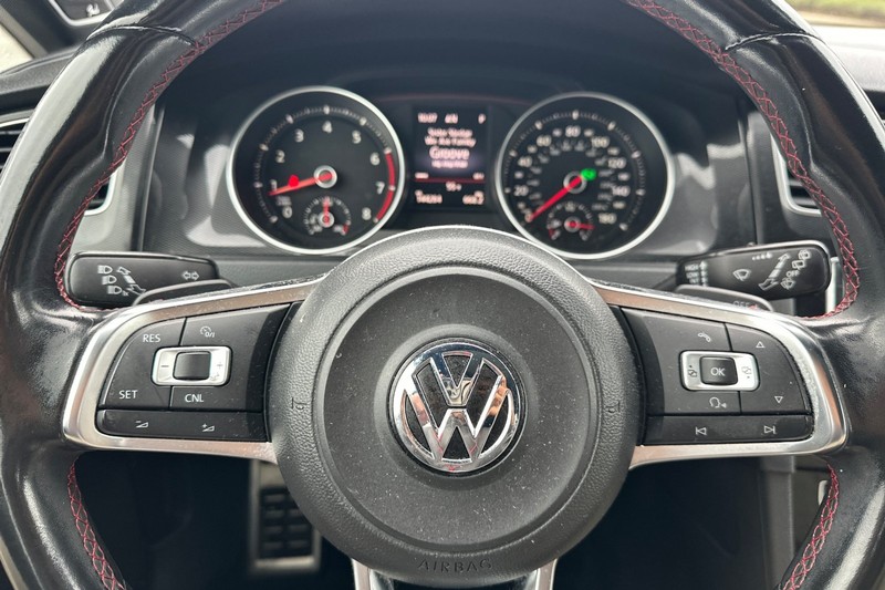 Volkswagen Golf GTI Vehicle Full-screen Gallery Image 35