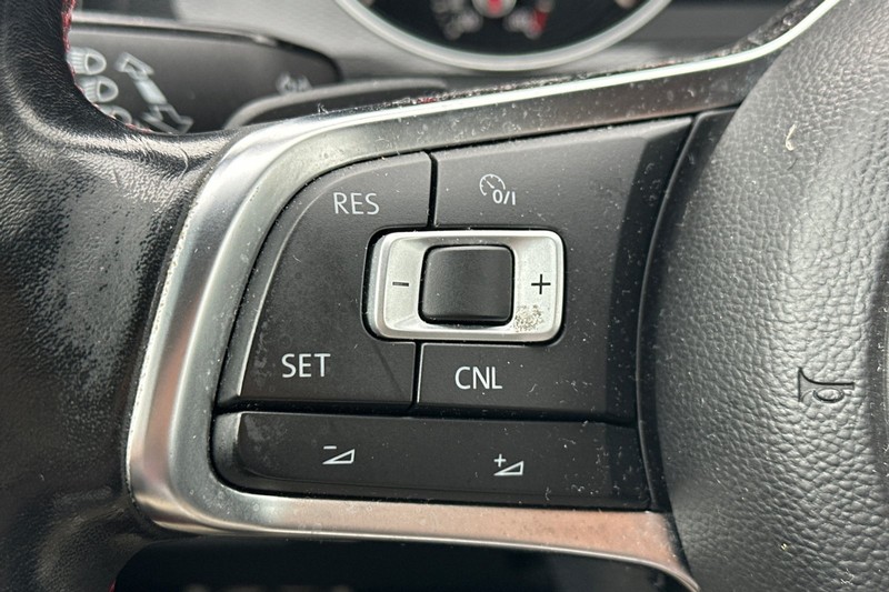 Volkswagen Golf GTI Vehicle Full-screen Gallery Image 36