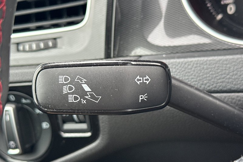 Volkswagen Golf GTI Vehicle Full-screen Gallery Image 37