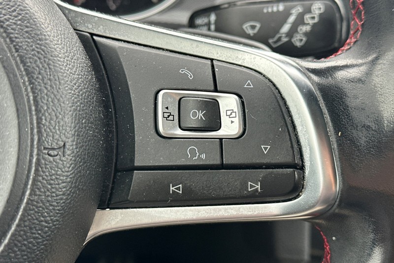 Volkswagen Golf GTI Vehicle Full-screen Gallery Image 38