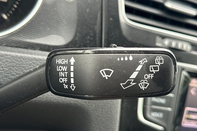 Volkswagen Golf GTI Vehicle Full-screen Gallery Image 39