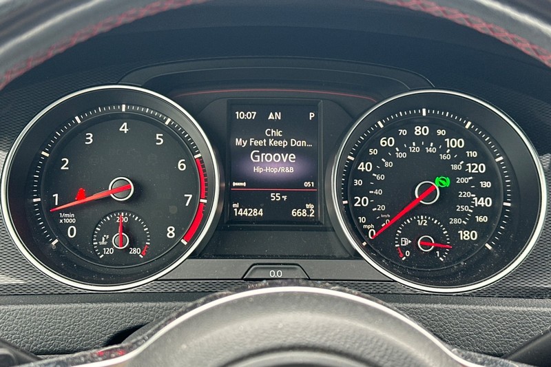 Volkswagen Golf GTI Vehicle Full-screen Gallery Image 40