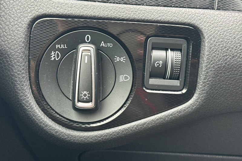 Volkswagen Golf GTI Vehicle Full-screen Gallery Image 42