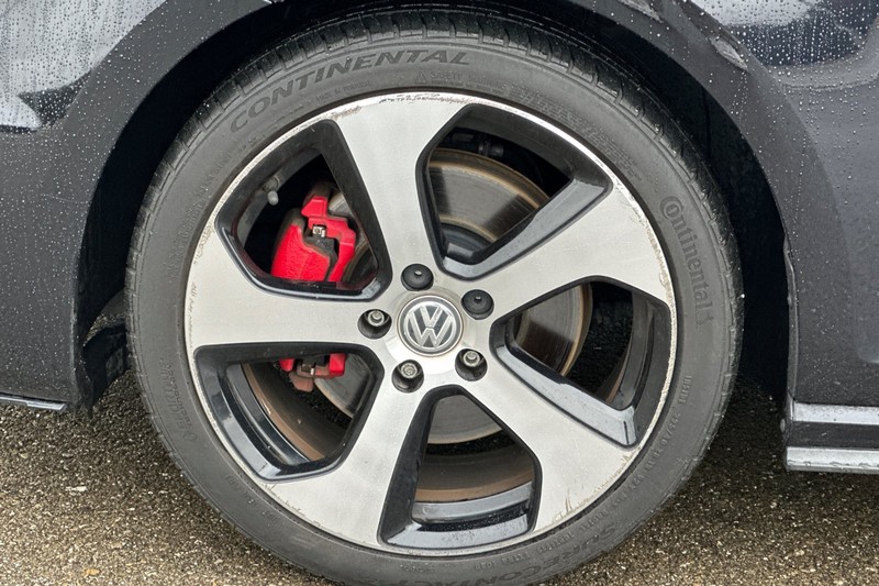 Volkswagen Golf GTI Vehicle Full-screen Gallery Image 45