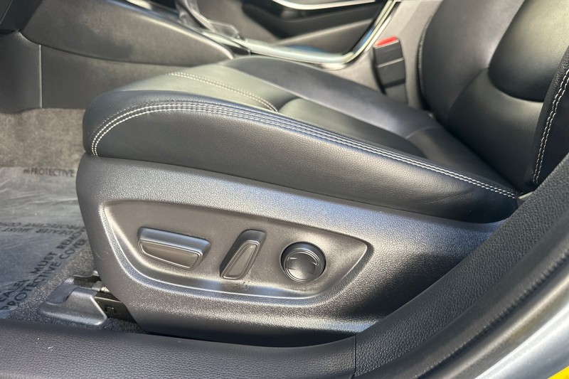 Toyota Corolla Vehicle Full-screen Gallery Image 13