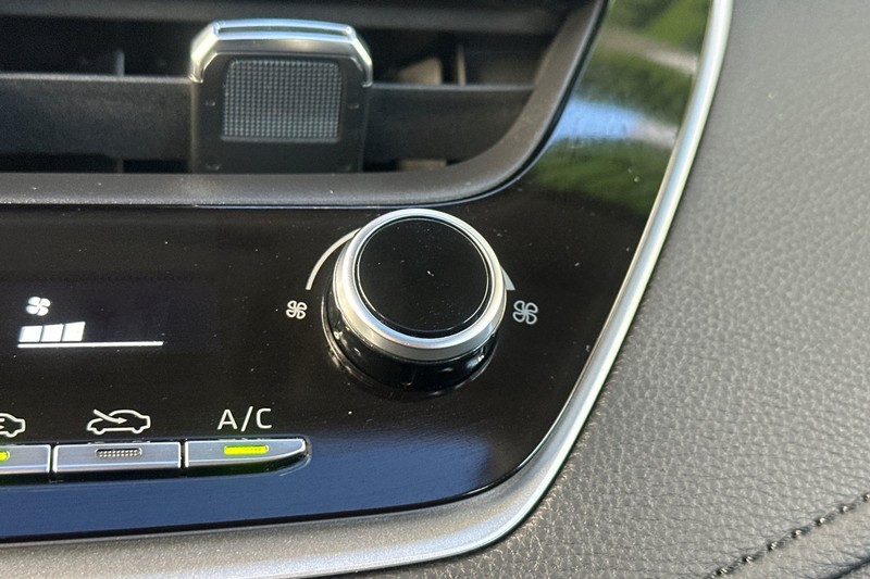 Toyota Corolla Vehicle Full-screen Gallery Image 30