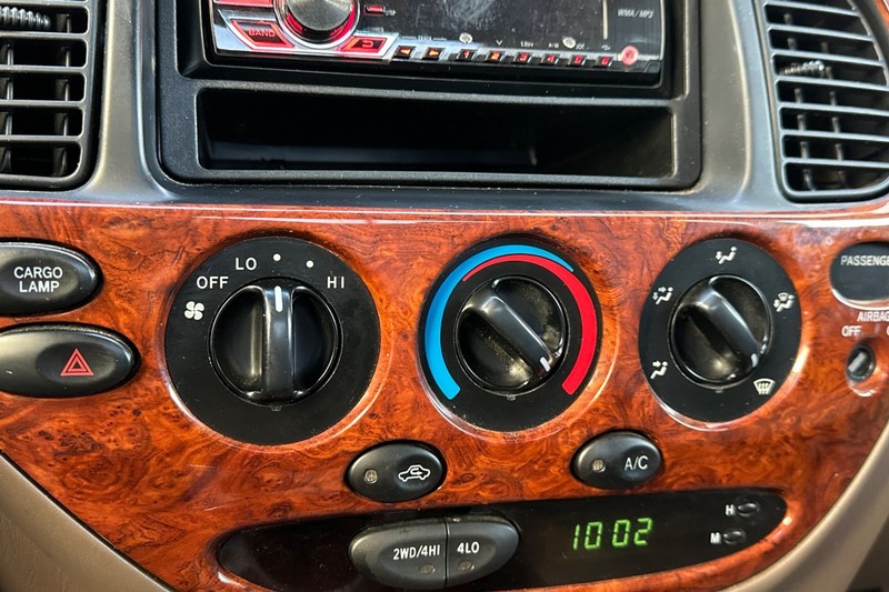 Toyota Tundra Vehicle Full-screen Gallery Image 26