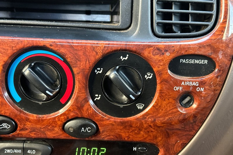 Toyota Tundra Vehicle Full-screen Gallery Image 28