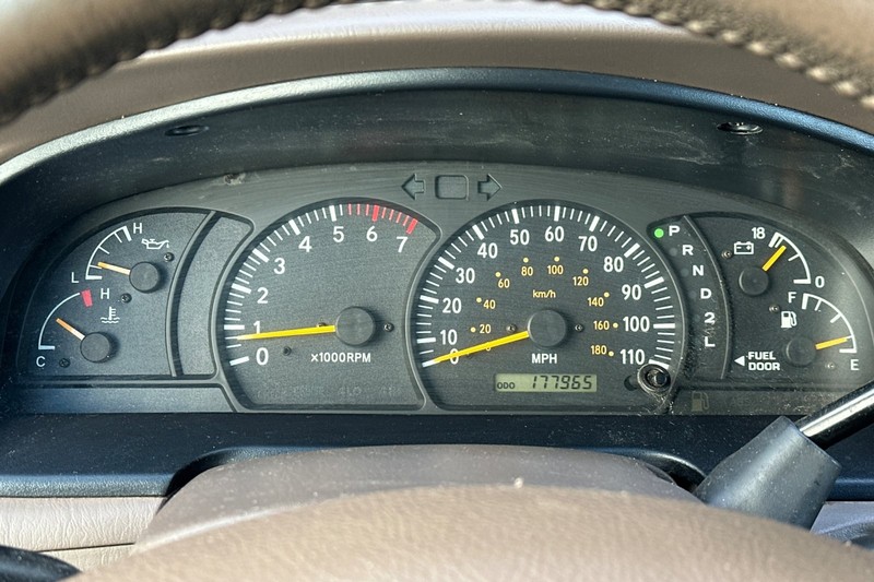 Toyota Tundra Vehicle Full-screen Gallery Image 36