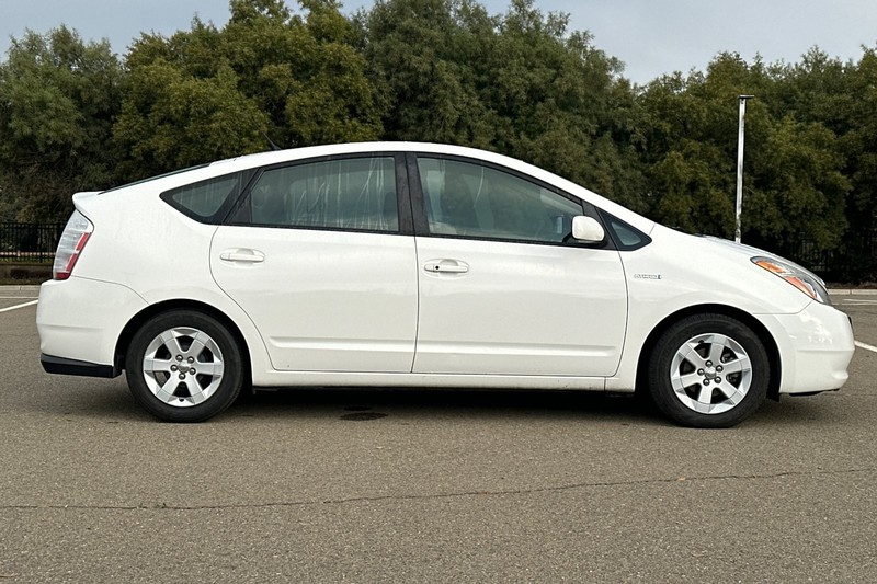 Toyota Prius Vehicle Full-screen Gallery Image 03