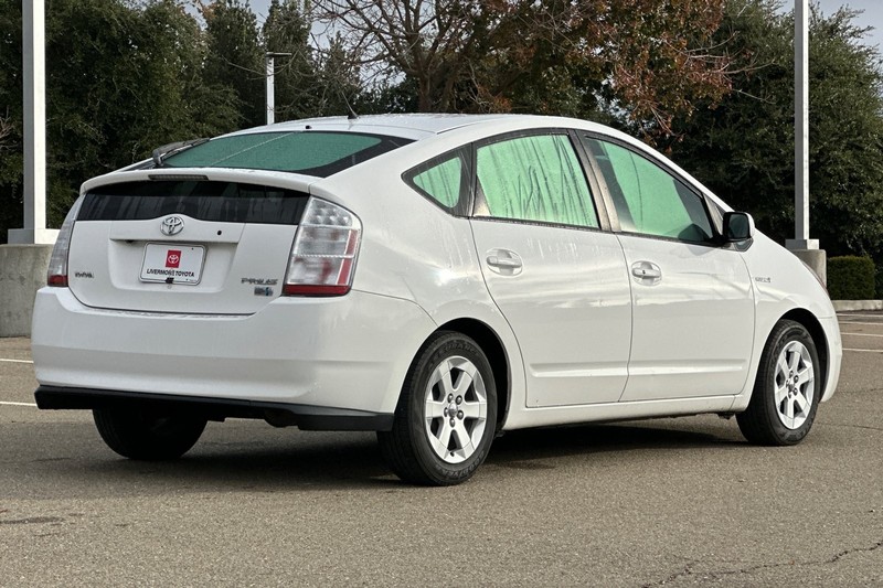 Toyota Prius Vehicle Full-screen Gallery Image 04