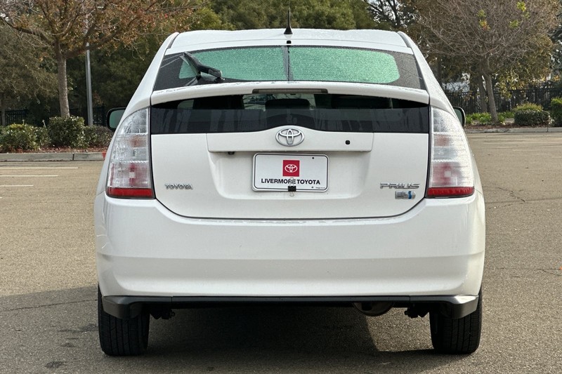 Toyota Prius Vehicle Full-screen Gallery Image 05