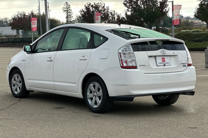 Toyota Prius Vehicle Full-screen Gallery Image 06