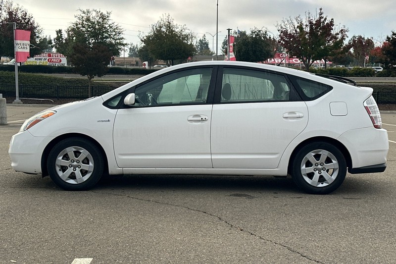 Toyota Prius Vehicle Full-screen Gallery Image 07