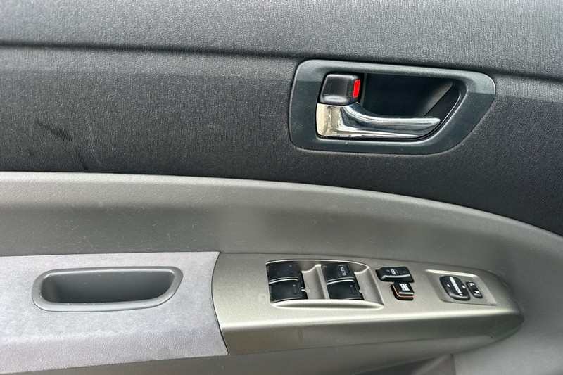 Toyota Prius Vehicle Full-screen Gallery Image 11