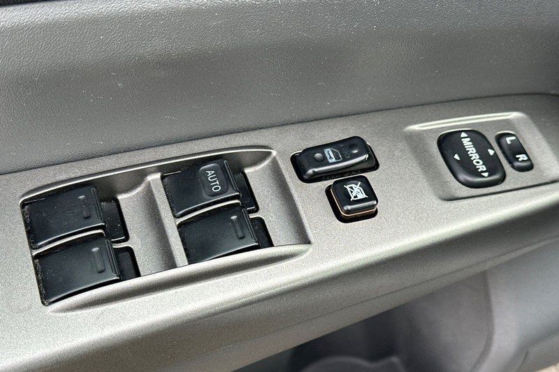 Toyota Prius Vehicle Full-screen Gallery Image 12