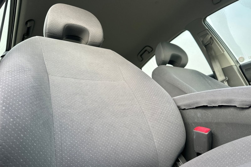 Toyota Prius Vehicle Full-screen Gallery Image 20