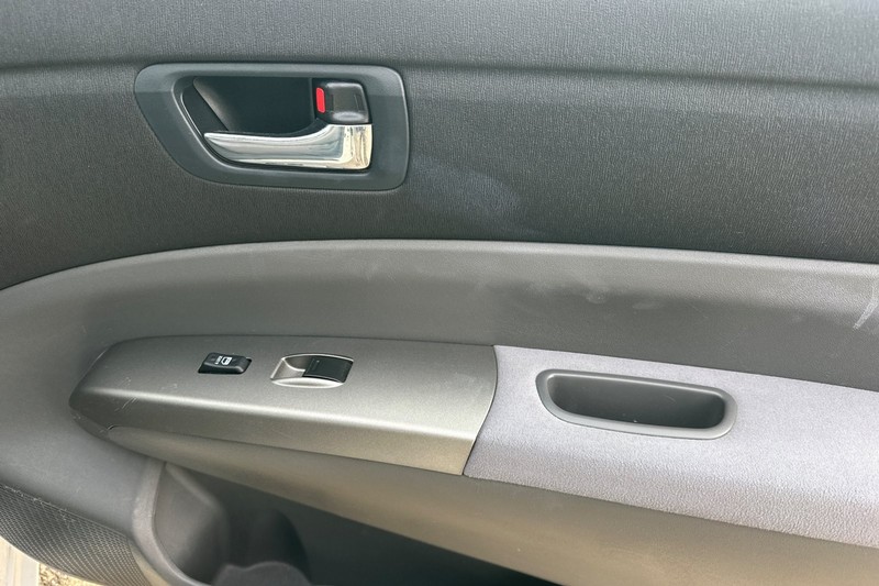 Toyota Prius Vehicle Full-screen Gallery Image 21